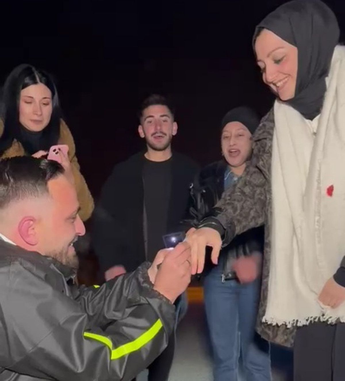 Düzce'de Moto Kurye Onur’un Sürpriz Evlilik Teklifi: Bir Anlık Kaza ve Mutlu Anlar