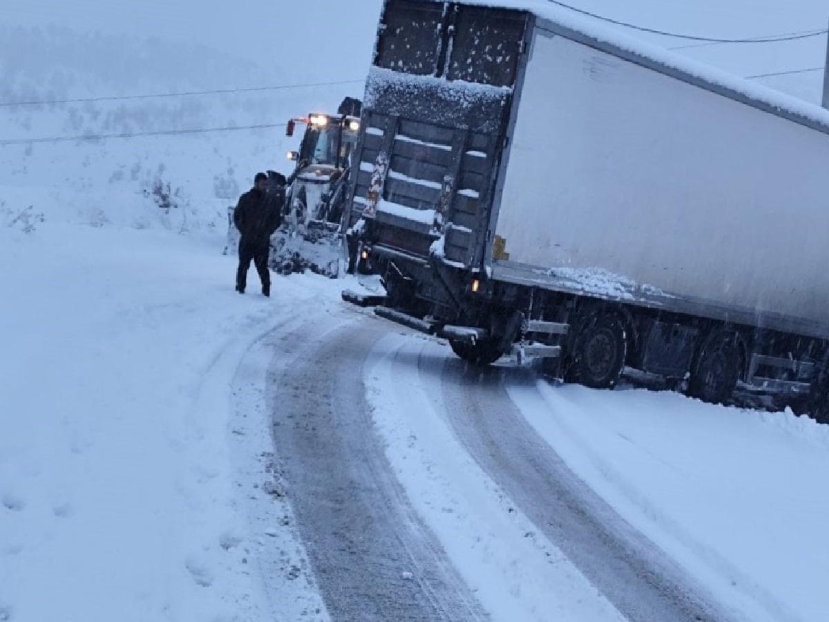 Şırnak’ta Yoğun Kar Yağışı: Okullar Tatil ve Polis-Çocuk Etkileşimi Dikkat Çekti