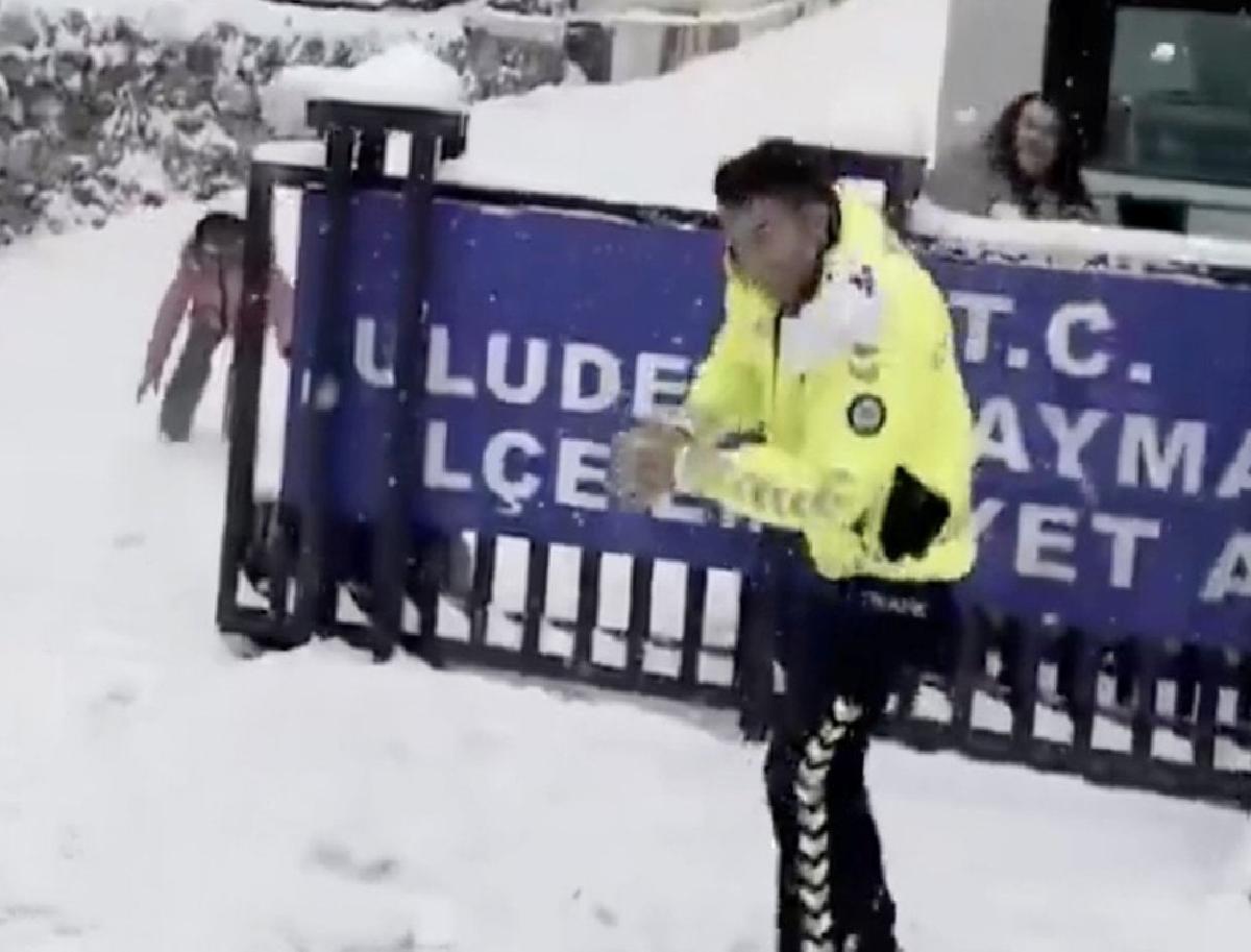 Şırnak’ta Yoğun Kar Yağışı: Okullar Tatil ve Polis-Çocuk Etkileşimi Dikkat Çekti