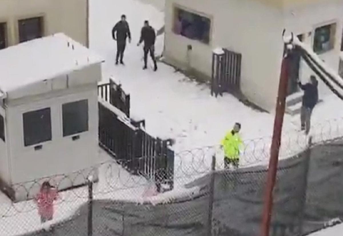 Şırnak’ta Yoğun Kar Yağışı: Okullar Tatil ve Polis-Çocuk Etkileşimi Dikkat Çekti