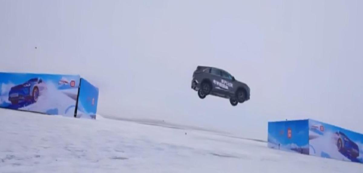 -30 Derecede Buz Rampasında 20 Metre Uçan SUV Dünya Rekoru Kırdı