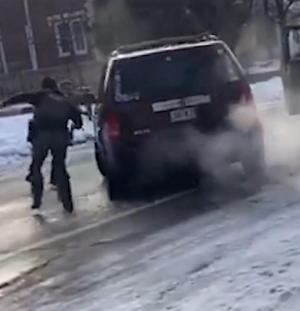 ICE Operasyonunda Ateş Edilen Kadın: Yetkililer ve Politikacılar Arasında Tartışma