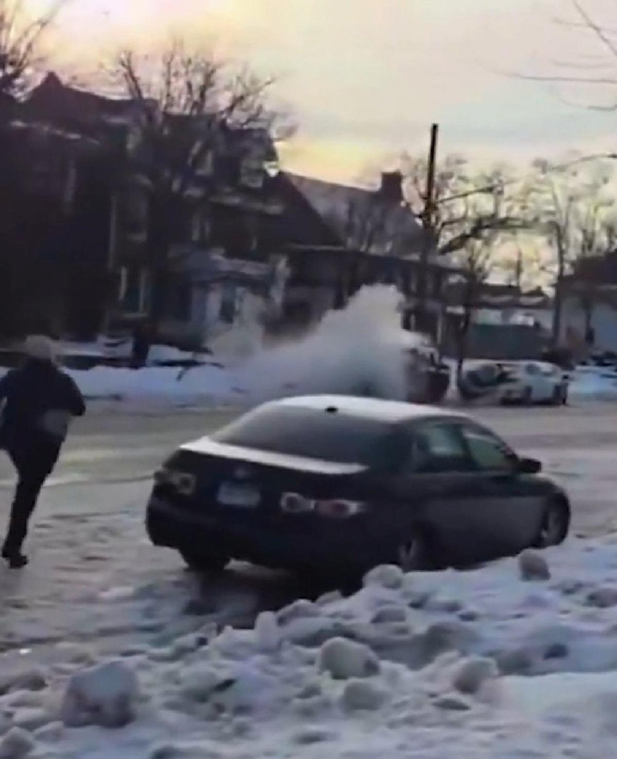 ICE Operasyonunda Ateş Edilen Kadın: Yetkililer ve Politikacılar Arasında Tartışma