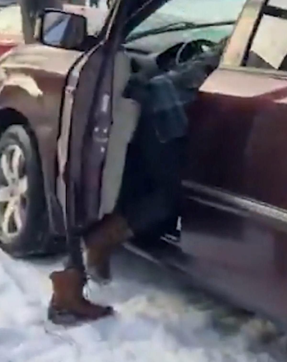 ICE Operasyonunda Ateş Edilen Kadın: Yetkililer ve Politikacılar Arasında Tartışma