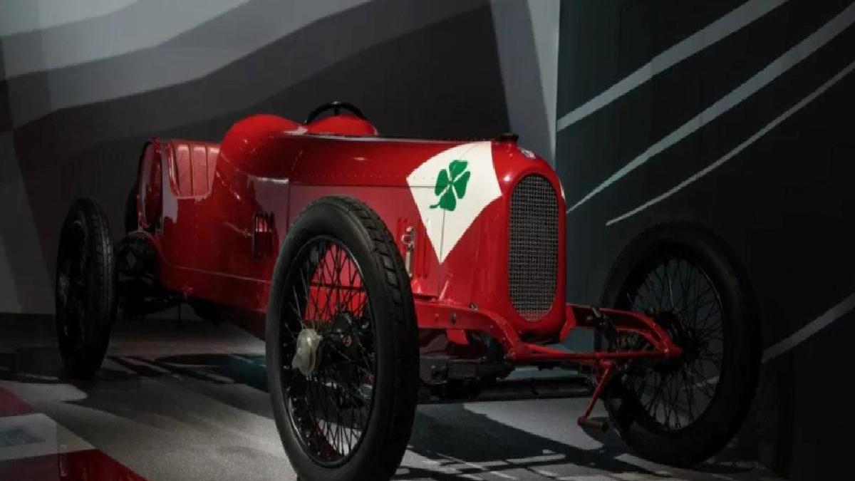Alfa Romeo’nun Gökyüzünü Aydınlatan Dört Yapraklı Yonca: Simgesi Ne, Niye Bu Kadar Üstün?