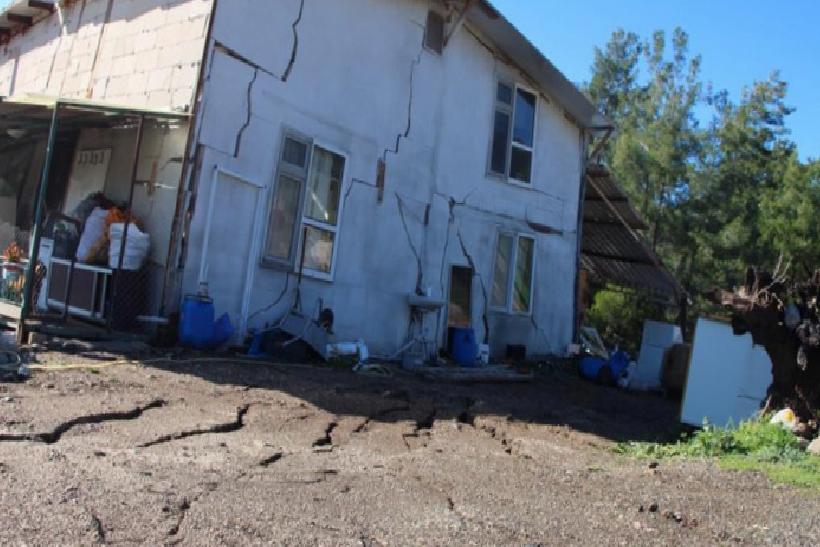 Antalya’da Heyelan: Evlerde Çatlaklar Oluştu, SeralaraDev Kayalar Düştü