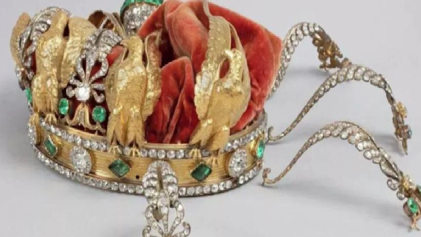 Louvre Soygununda Düşen İmparatoriçe Tacının Son Görüntüsü: Büyüleyici Keşif