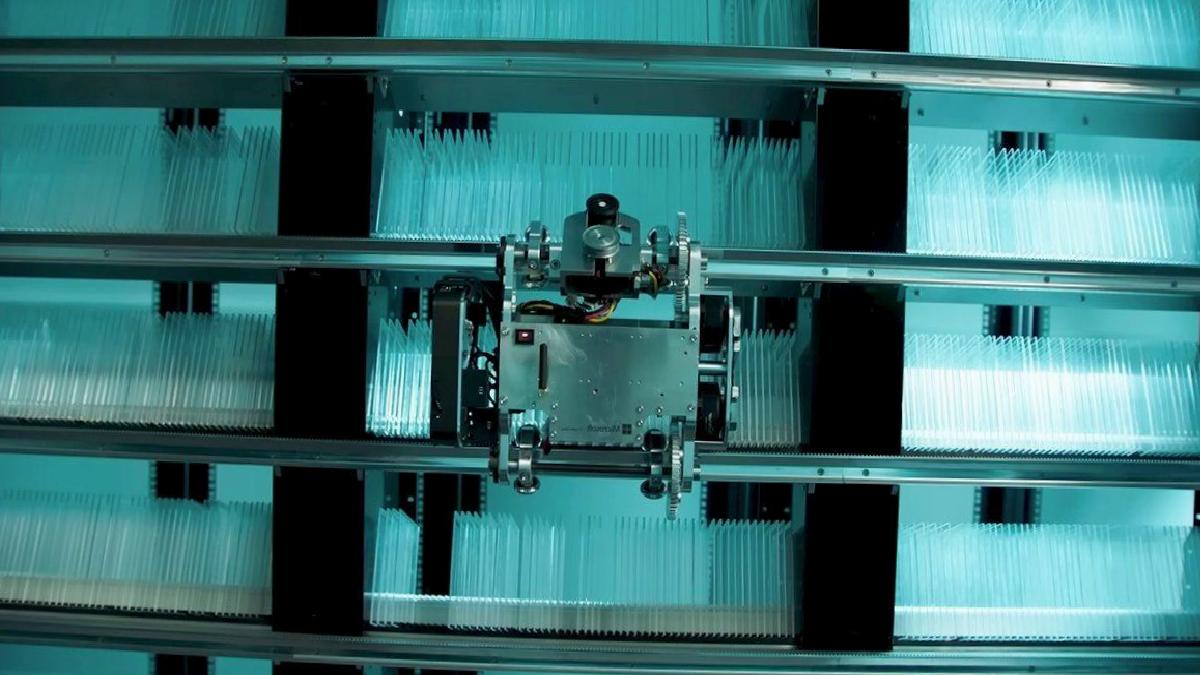 Microsofttan Veri Depolama Devrimi: Bu Cam Çipler 10.000 Yıl Boyunca Terabaytlarca Veri Depolayabiliyor!