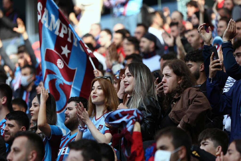 35 Bin Taraftar Cezalandırıldı: 5 ve 10 Liralık Biletler Üzerine Hücum Anı