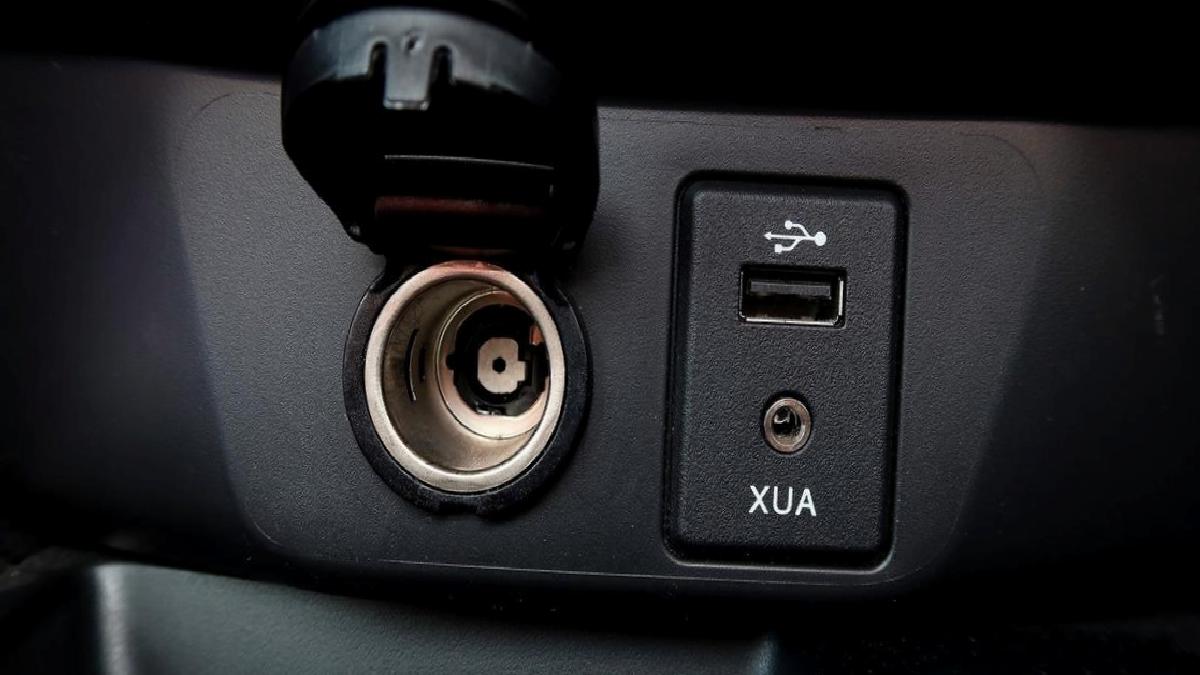 Arabada USB Portları Neden Yavaş Şarj Eder: Hızlı Şarj İçin Gerekler