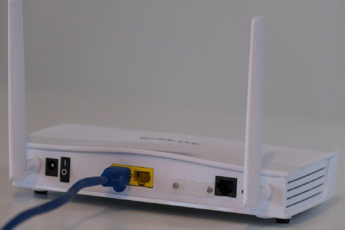 İnternet Bağlantı Durumunuzu Gösteren Modem Işıkları Neden Yanıp Sönüyor ve Ne Anlama Gelir?