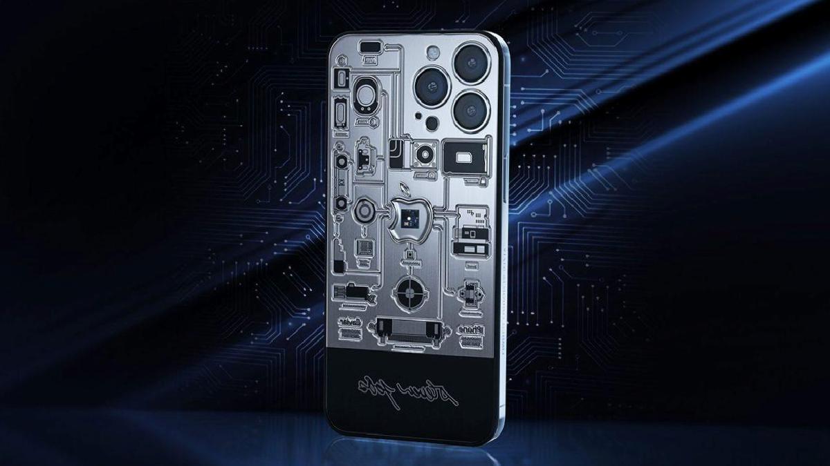 İşte Arkasında iPhone 2G Anakartı Bulunan 480 Bin TL'lik iPhone 17 Pro: Karşınızda iPhone 2007